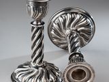 paire de bougeoirs en argent ornés d'un motif torsadé à chaque extrémité