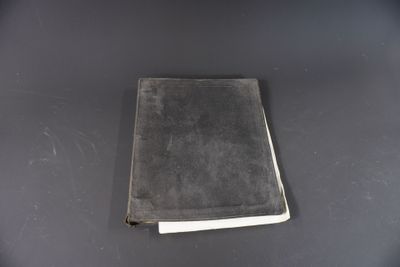 un livre posé sur une table