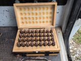 une boîte de chocolats posée à l'arrière d'un camion