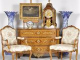 deux chaises et une commode sur laquelle se trouve une horloge