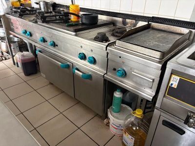 de nombreuses casseroles et poêles sur la cuisinière de la cuisine