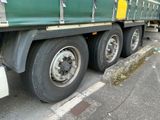 un camion vert et jaune garé sur le bord de la route