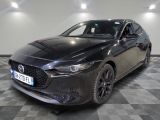 une photo d'une Mazda noire sur un sol à damier
