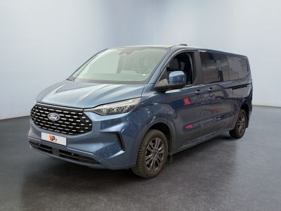 une camionnette bleue garée dans une pièce au sol noir