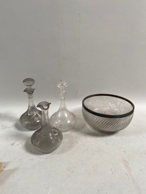 trois vases en verre et un bol posés sur une table