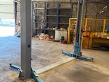 une photo d'un garage dans lequel se trouvent deux ponts élévateurs