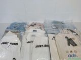 un grand nombre de t-shirts posés sur une table