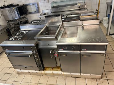 de nombreux appareils électroménagers en acier inoxydable dans la cuisine de ce restaurant