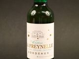 une bouteille de vin posée sur une table