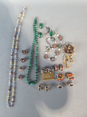 beaucoup de perles et de bijoux sur la table