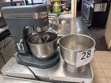 un batteur et un saladier posés sur une balance dans une cuisine