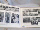 un livre ouvert sur lequel figurent des photos de personnes