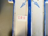 deux vases bleus et blancs portant des numéros