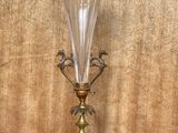 un vase en verre posé sur un socle, sur une surface rouge
