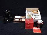 une boîte contenant de nombreux objets, posée sur une table