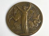 une médaille d'or sur laquelle figurent une femme et un cheval