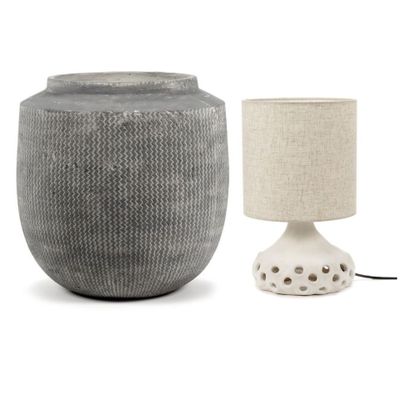 une lampe et un vase posés l'un à côté de l'autre