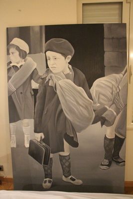 une image d'un tableau sur le mur d'une pièce
