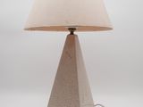 la lampe est posée sur une surface blanche et est équipée d'un abat-jour beige