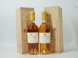 deux bouteilles de vin dans un coffret en bois sur une surface blanche