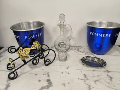 un bol bleu et un bol argenté posés sur une table en marbre