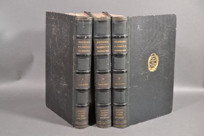 trois livres superposés sur une table