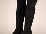 gros plan d'une paire de bottes noires sur fond blanc