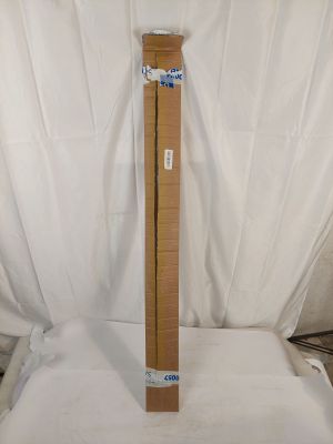 une boîte en carton posée sur un drap blanc