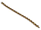 gros plan d'un bracelet en or sur fond blanc