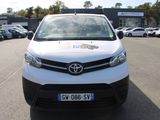 une camionnette blanche garée dans un parking