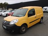 une camionnette jaune garée sur un parking à côté d'autres voitures