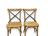 une paire de chaises en bois avec dossier en croix et assise en rotin