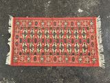 un tapis rouge et noir à motifs