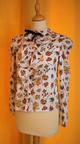 PIERRE CARDIN – Joli chemisier à motifs Old School. Taille : 42. ...