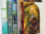 trois livres sont empilés sur une table
