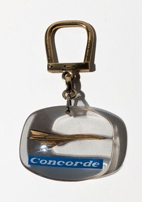 un porte-clés sur lequel figure l'image d'un avion