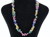 un collier de perles multicolores sur un mannequin