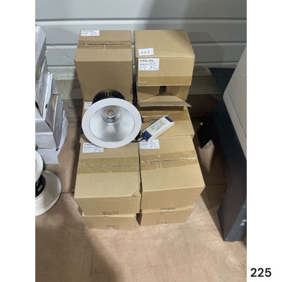 une pile de cartons et un ventilateur posé par terre