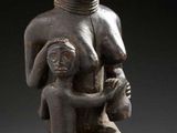 l'image d'une statue représentant une femme tenant un enfant dans ses bras