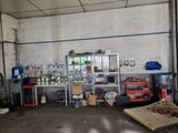 une image d'un garage avec beaucoup d'outils