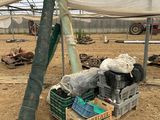 de nombreuses caisses et encore des caisses de nourriture sous une tente