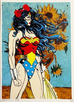 un tableau représentant une femme vêtue d'un costume de super-héroïne, entourée de tournesols