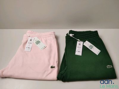 deux paires de pantalons verts et roses, encore étiquetés