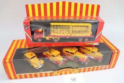 des petites voitures jaunes et rouges et un camion de pompiers jaune et rouge dans une boîte