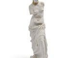 statue d'une femme tenant un livre sur fond blanc