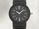 La montre est noire, avec un cadran blanc et un bracelet noir.