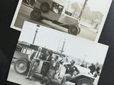 deux photos en noir et blanc représentant des voitures anciennes et des personnes posant devant celles-ci