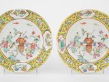 paire d'assiettes chinoises de la « famille » ornées de personnages et de fleurs