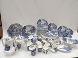 de nombreuses assiettes et tasses bleues et blanches sur la table
