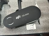 une valise contenant une télécommande et d'autres objets